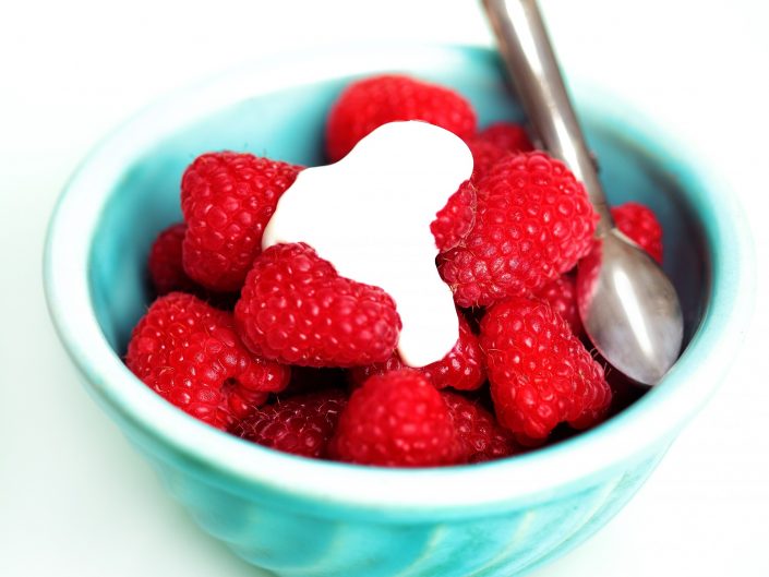 stawberries and cream in bowl